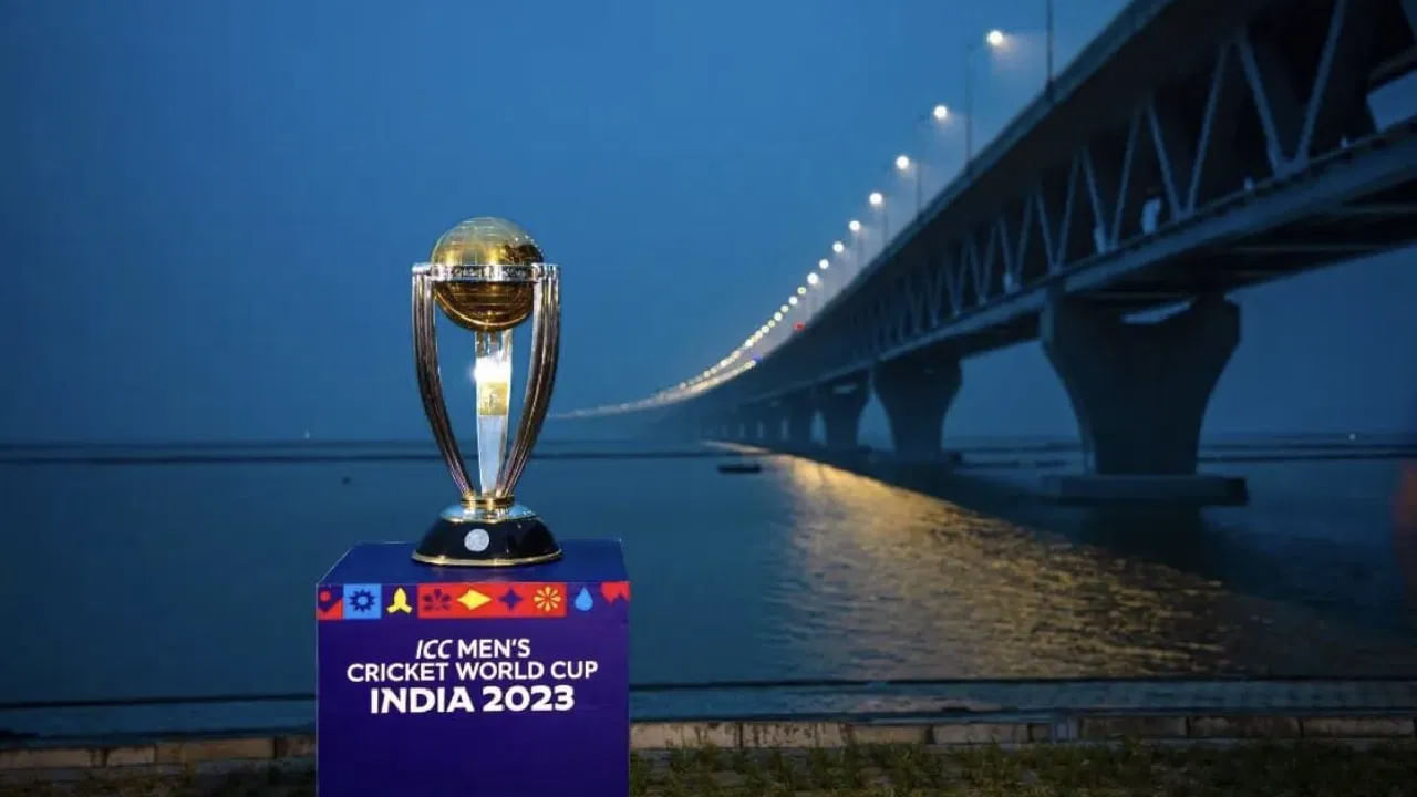 అక్టోబర్-నవంబర్లో జరగనున్న వన్డే ప్రపంచకప్పై చర్చలు జోరుగా సాగుతున్నాయి. భారత్ వేదికగా జరగనున్న ఈ ప్రపంచకప్లో టైటిల్ గెలుచుకునే ఫేవరెట్ జట్టుగా టీమిండియా గుర్తింపు పొందింది. అయితే ఏ నాలుగు జట్లు నాకౌట్కు చేరుకుంటాయన్న చర్చ కొనసాగుతోంది.