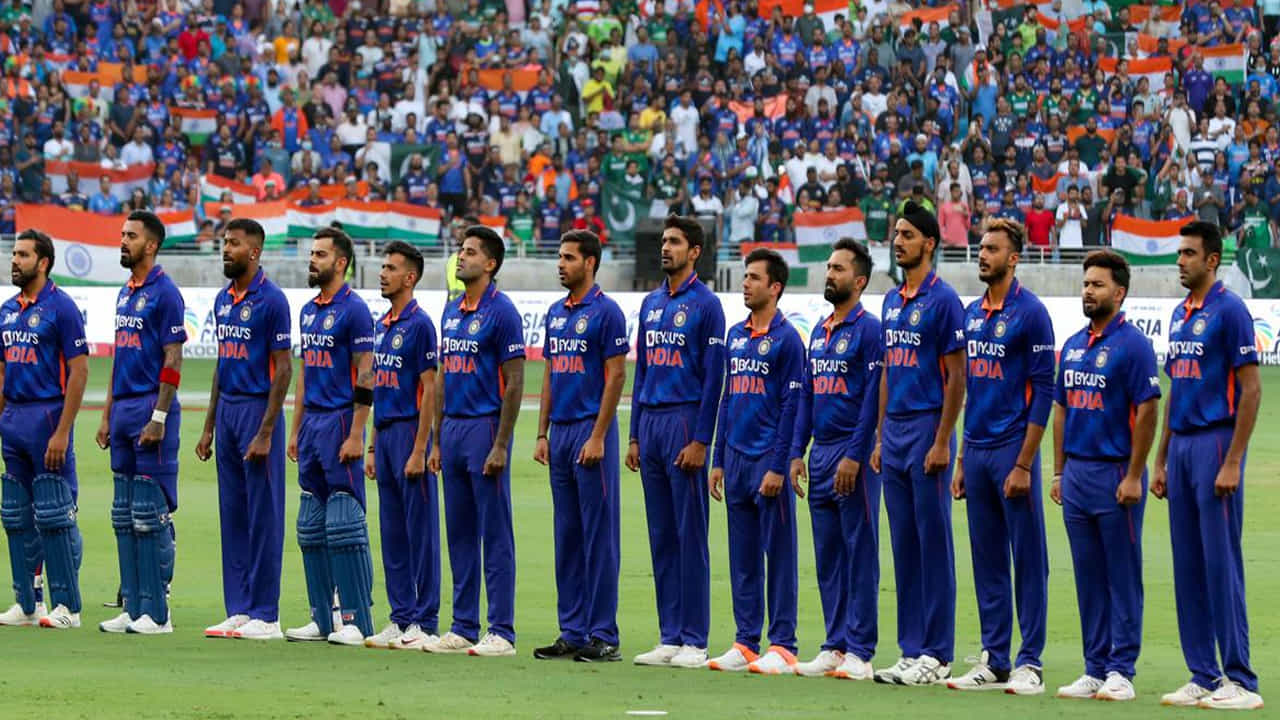 అయితే, ఈ ఏడాది అక్టోబర్-నవంబర్లో సొంతగడ్డపై జరిగే ప్రపంచకప్నకు కూడా ఈ స్టార్ స్పిన్నర్కు చోటు దక్కకపోవచ్చని తెలుస్తోంది. అయితే, రోహిత్ శర్మ మాత్రం చాహల్ కోసం జట్టు తలుపులు పూర్తిగా మూసివేయలేదు. జట్టులో చోటు సంపాదించుకోవచ్చని అన్నాడు. చాహల్ ఒకప్పుడు మిడిల్ ఓవర్లలో భారత బౌలింగ్కు వెన్నెముకగా పేరుగాంచాడు.
