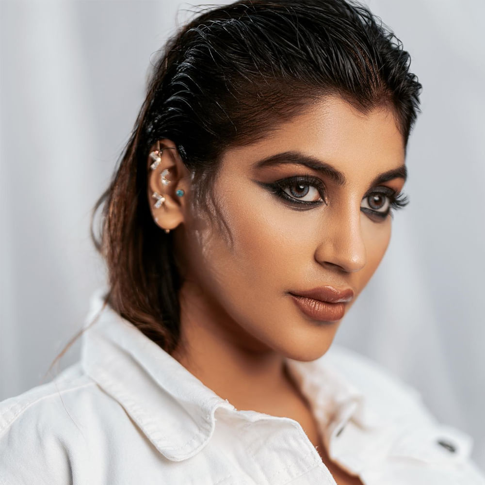 ప్రస్తుతం ఈమె చేతిలో సినిమా అవకాశాలు లేవు. అందువల్ల ఈమె గ్లామర్ నే నమ్ముకుంది. దాని కోసం ఈమె గ్యాప్ లేకుండా గ్లామర్ ఫోటోషూట్లలో పాల్గొంటుంది. 