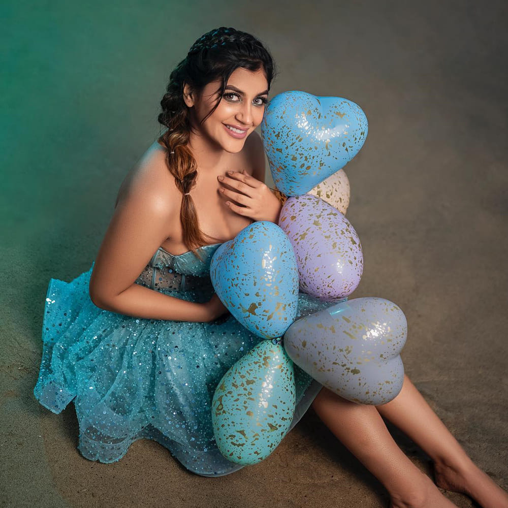 కోలీవుడ్ బ్యూటీ యషికా ఆనంద్‌ తెలుగు ప్రేక్షకులకు కూడా సుపరిచితమే.  2018లో విజయ్ దేవరకొండ హీరోగా వచ్చిన ‘నోటా’ సినిమాలో ఈమె ఓ యంగ్ పొలిటీషియన్ గా నటించింది. 