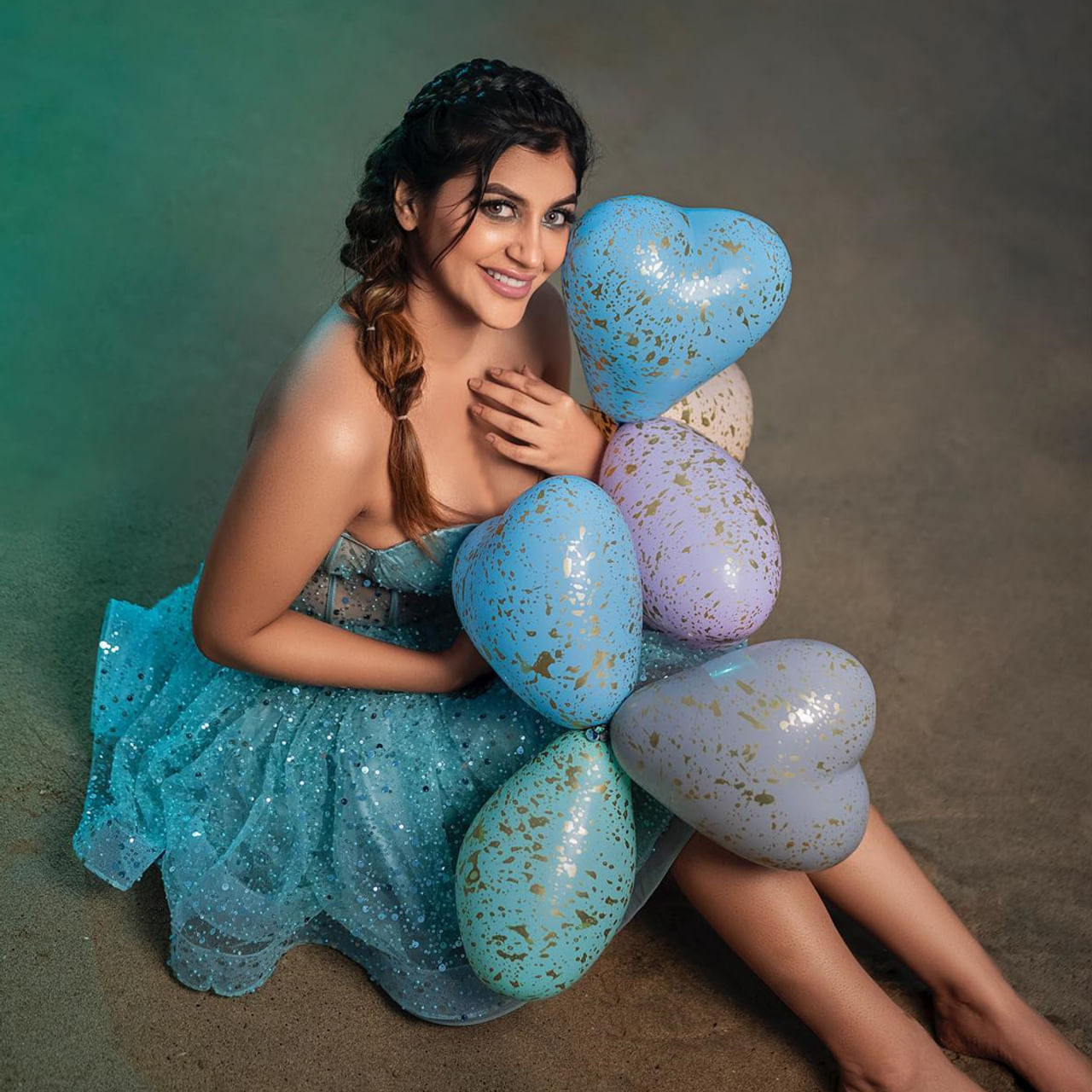 కోలీవుడ్ బ్యూటీ యషికా ఆనంద్‌ తెలుగు ప్రేక్షకులకు కూడా సుపరిచితమే.  2018లో విజయ్ దేవరకొండ హీరోగా వచ్చిన ‘నోటా’ సినిమాలో ఈమె ఓ యంగ్ పొలిటీషియన్ గా నటించింది. 