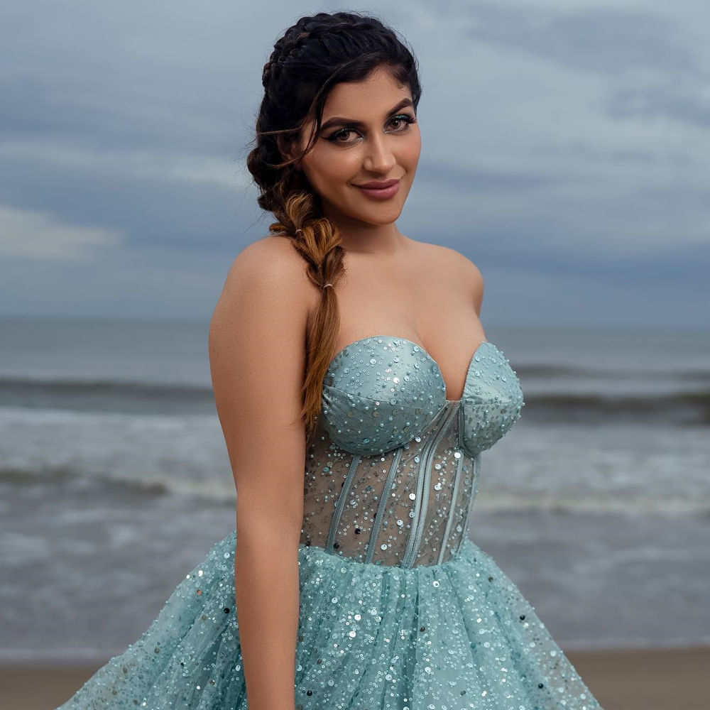 తన స్నేహితులతో కలిసి రాష్ డ్రైవింగ్ కారణంగా ఈమె మమల్లాపుర ఏరియాలోని సులేరికాడు వద్ద పెద్ద యాక్సిడెంట్ కు గురైంది. ఆ కేసు విషయమై ఇప్పటికీ కోర్టుల చుట్టూ తిరుగుతూనే ఉంది.