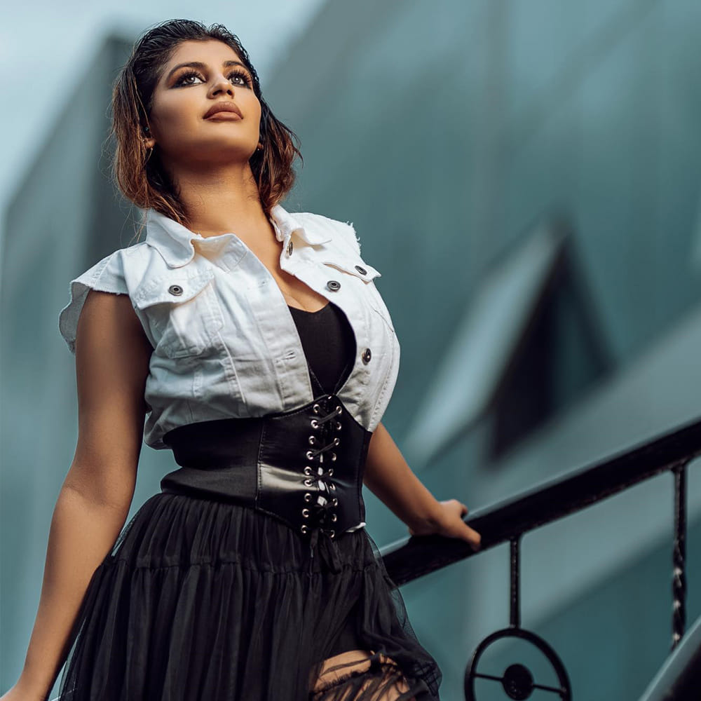  అందుకే ఈ భామ వాటికే ప్రయారిటీ ఇస్తుంది. నటిగా అడపాదడపా మెరుస్తుంది. అందాల విందుతో అలరిస్తుంది. తాజాగా ఈ భామ గ్లామర్‌ ట్రీట్‌ తో రెచ్చిపోయింది. 