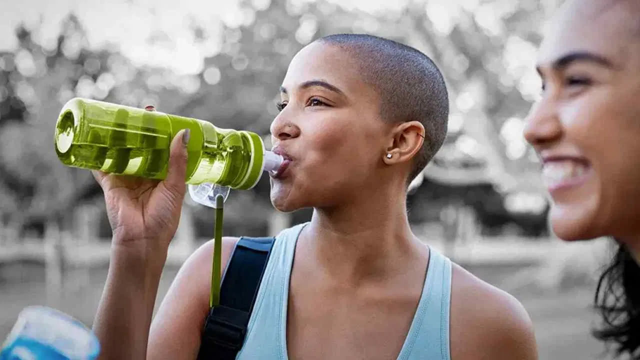 యోగా సమయంలో చాలా శక్తి ఖర్చు అవుతుంది. అందుకే యోగా చేసిన వెంటనే నీళ్లు తాగకూడదు.