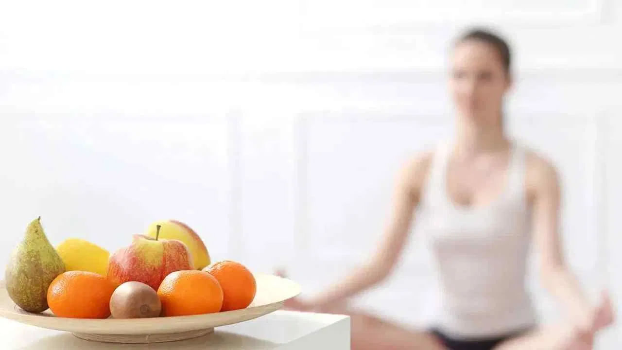 యోగా తర్వాత మీకు ఆకలిగా అనిపించినా, వెంటనే తినకండి. కావాలనుకుంటే యోగాకు ముందు తేలికపాటి ఆహారం తీసుకోవచ్చు.