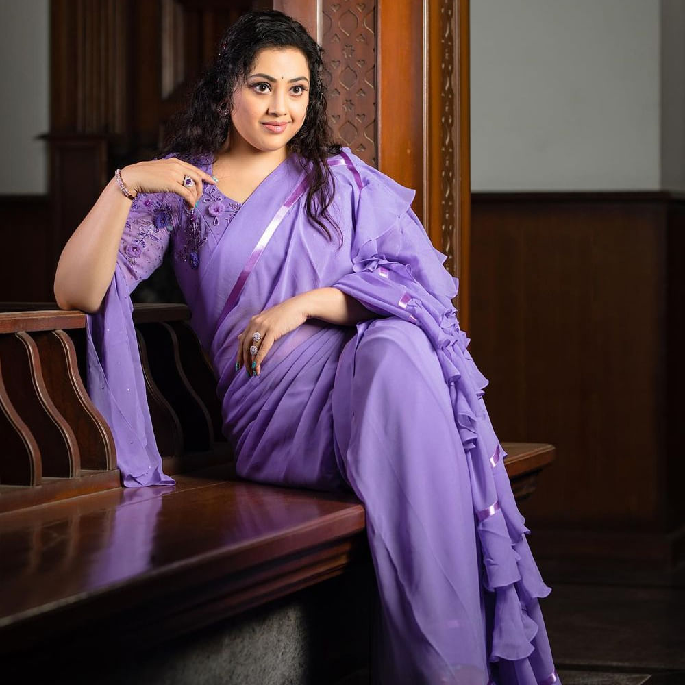 తెలుగుతోపాటు తమిళంలోనూ ఎన్నో హిట్ చిత్రాల్లో నటించిన మీనా.. ఆ తర్వాత కథానాయికగానూ ఓ వెలుగు వెలిగింది. రాజేంద్ర ప్రసాద్ నటించిన నవయుగం సినిమాతో హీరోయిన్ గా తెరపై సందడి చేసింది. 