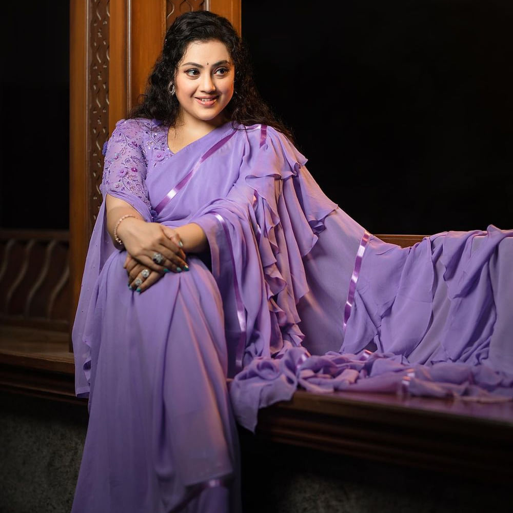 కళ్లతో కథ చెప్పే విలక్షణమైన నటనతో ఇండస్ట్రీలో తనదైన ముద్ర వేసింది మీనా. ప్రస్తుతం సెకండ్ ఇన్నింగ్స్‏లోనూ రాణిస్తోంది మీనా. 