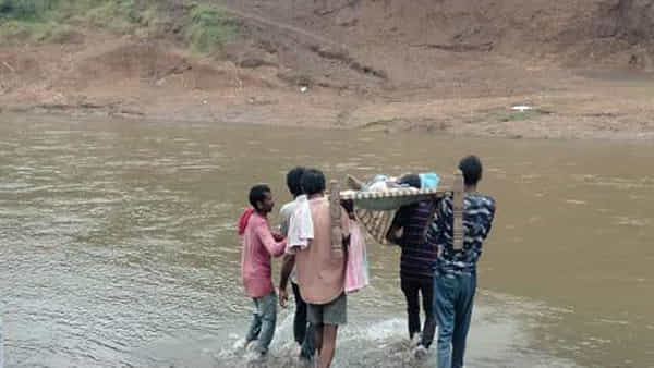 Adilabad: అక్కడ రోగం వస్తే బతకాలంటే మునిగి తీరాల్సిందే.. తప్పని బాహుబలి ఫీట్లు.. డోలీల మోతలు