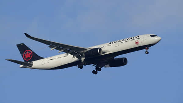 Air Canada Flight: పైలట్ దురుసు ప్రవర్తన.. సీటులో కూర్చునేందుకు నిరాకరించడంతో ప్రయాణికులను బయటకు..