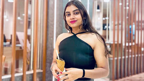 ఉంటున్న ఫ్లాట్లోనే దారుణ హత్యకు గురైన ఎయిర్ హోస్టెస్, స్వీపర్ అరెస్ట్
