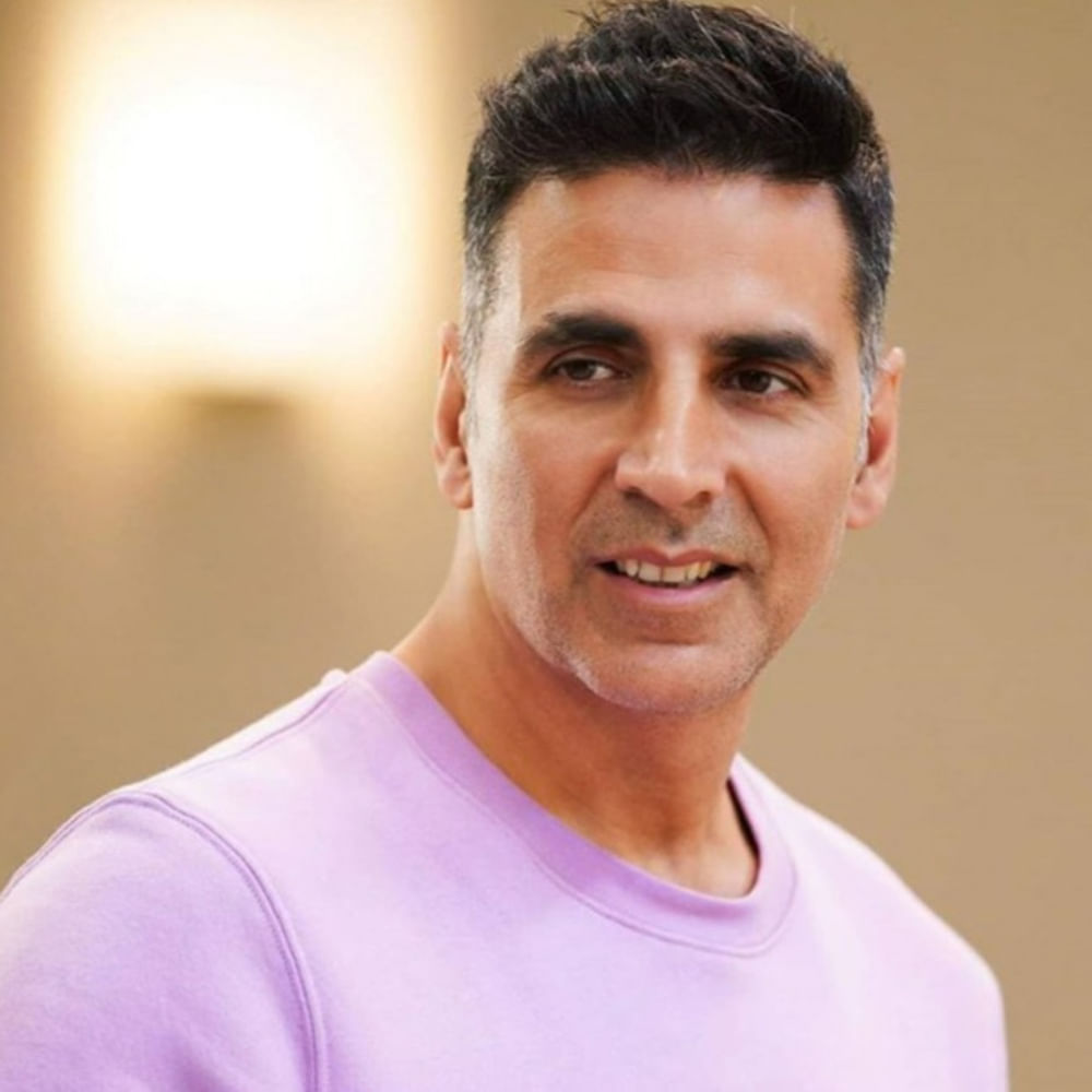 Akshay Kumar: బయోపిక్స్ చేయడంలో అందరికంటే ముందుండే హీరో అక్షయ్ కుమార్. తాజాగా మిషన్ రాణిగంజ్ పేరుతో ఒక సర్వైవర్ థ్రిల్లర్‌తో ప్రేక్షకుల ముందుకు వస్తున్నారీయన. ఇది 1989లో జరిగిన నిజ జీవిత ట్రాజెడీ ఆధారంగా తెరకెక్కుతుంది. గతంలో అక్షయ్‌తో రుస్తుం తీసిన టిను సురేష్ దేశాయ్ దీనికి దర్శకుడు. తాజాగా ఈ చిత్ర ఫస్ట్ లుక్ విడుదలైంది. అక్టోబర్ 6న థియేటర్లలో రానుంది. 1993లో ఇదే నేపథ్యంలో బాలయ్య నిప్పు రవ్వ సినిమా వచ్చింది. 