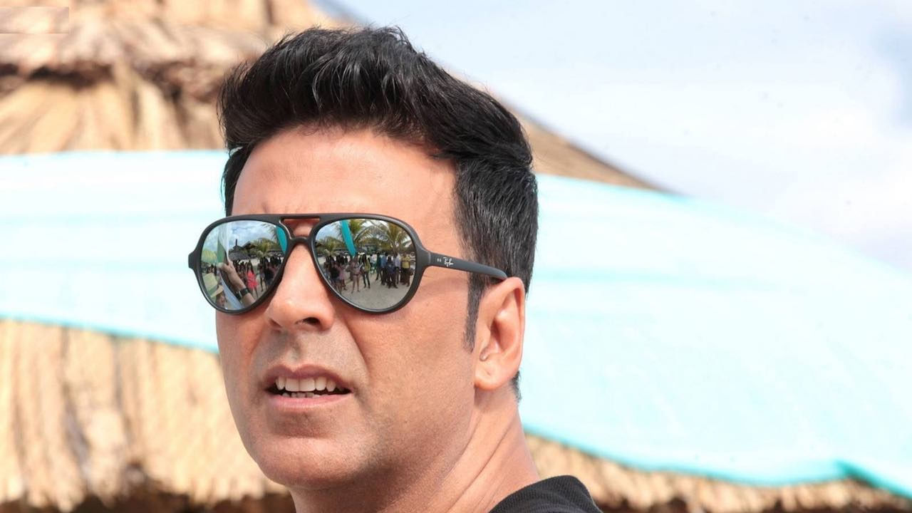 హిట్ ఫ్లాప్‌తో సంబంధం లేకుండా వరుస సినిమాలతో బిజీగా ఉన్నారు బాలీవుడ్ స్టార్ హీరో అక్షయ్‌ కుమార్‌. తన విషయంలో వినిపిస్తున్న కంప్లయింట్స్‌ను కూడా పట్టించుకోకుండా సినిమాలు కమిట్ అవుతున్నారు. ప్రజెంట్‌ ఈ ఖిలాడీ స్టార్ కిట్టీలో అరడజనుకు పైగా సినిమాలున్నాయి.