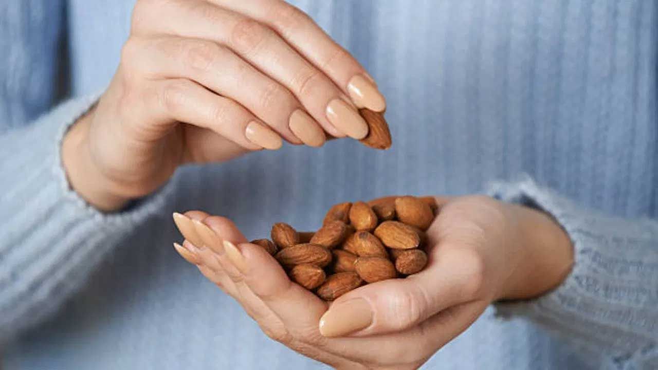 Almonds for Skin and Hair: రోజూ పరగడుపున 4-6 నానబెట్టిన బాదం పలుకులు తిన్నారంటే..