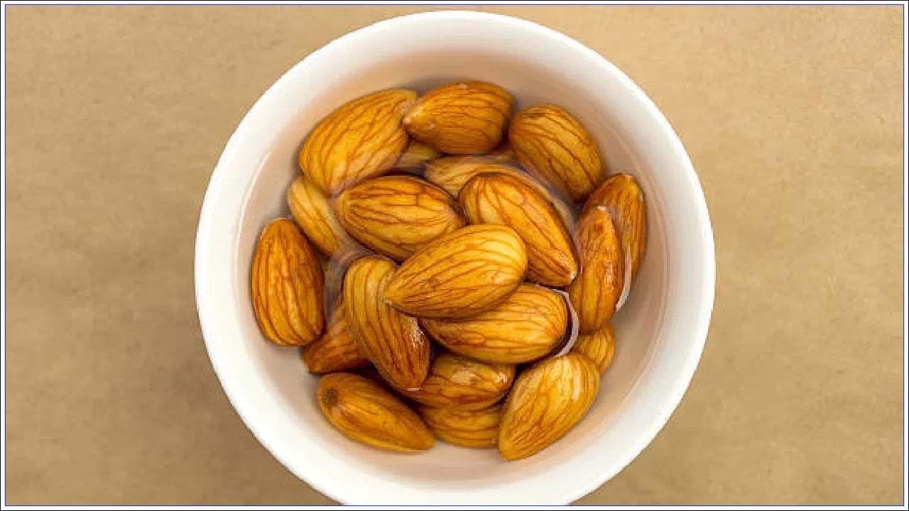 రాత్రి భోజనం తర్వాత నాలుగైదు బాదం పప్పులను సాయంత్రం స్నాక్‌గా తింటే బాగుంటుంది. లేదా ఉదయాన్నే నిద్రలేచి బాదంపప్పును మనసులో పెట్టుకుని తినవచ్చు. అలా వద్దనుకుంటే బాదం స్మూతీని తయారు చేసి తాగవచ్చు. తర్వాత దానికి ఇతర పండ్లను జోడించాలి.