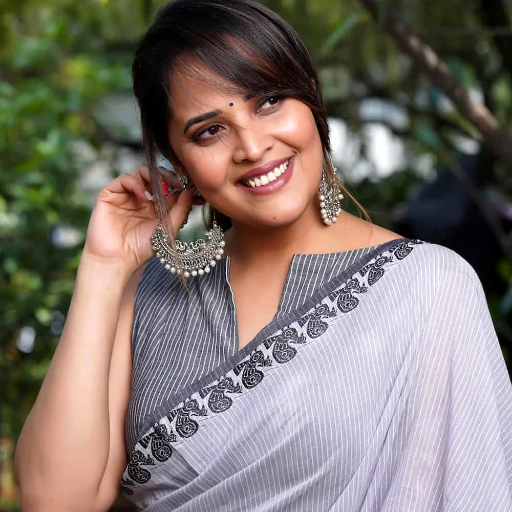 బుల్లితెర అందాల రాణిగా దూసుకుపోతుంది అనసూయ. టీవీ షోలతోనే కాదు సినిమాల్లోనూ ఈ అమ్మడు రాణిస్తుంది. జబర్దస్త్ కామెడీ షోతో కావాల్సినంత క్రేజ్ సొంతం చేసుకుంది అనసూయ. తన చలాకీ మాట్లతోనేకాదు అందంతోనూ కవ్విస్తుంది.