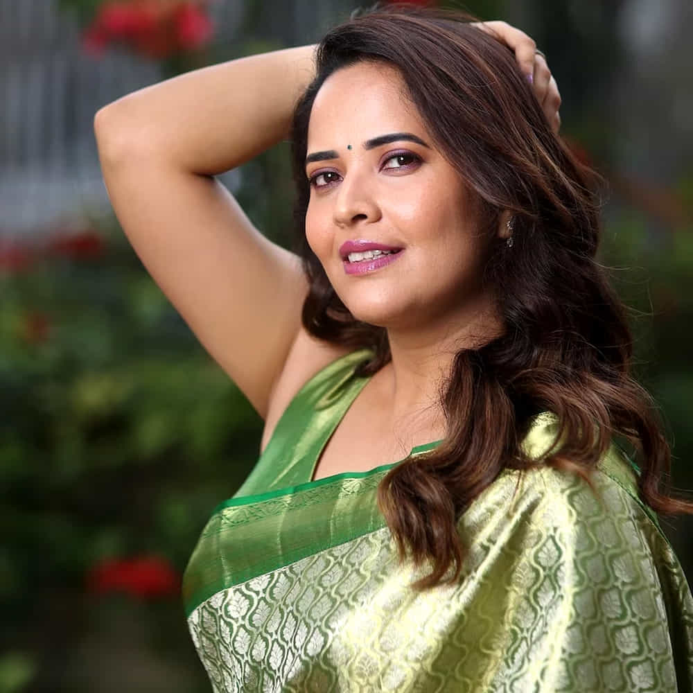 ఇదిలా ఉంటే తాజాగా అనసూయ కొన్ని ఫోటోలు వదిలింది. చిలకపచ్చ చీరలో అదరగొట్టింది. చీరకట్టుకో అనసూయ ఇచ్చిన క్యూట్ ఫోజులు ఇప్పుడు సోషల్ మీడియాలో వైరల్ అవుతున్నాయి. ఈ ఫోటోలకు నెటిజన్స్ ఫిదా అవుతున్నారు.