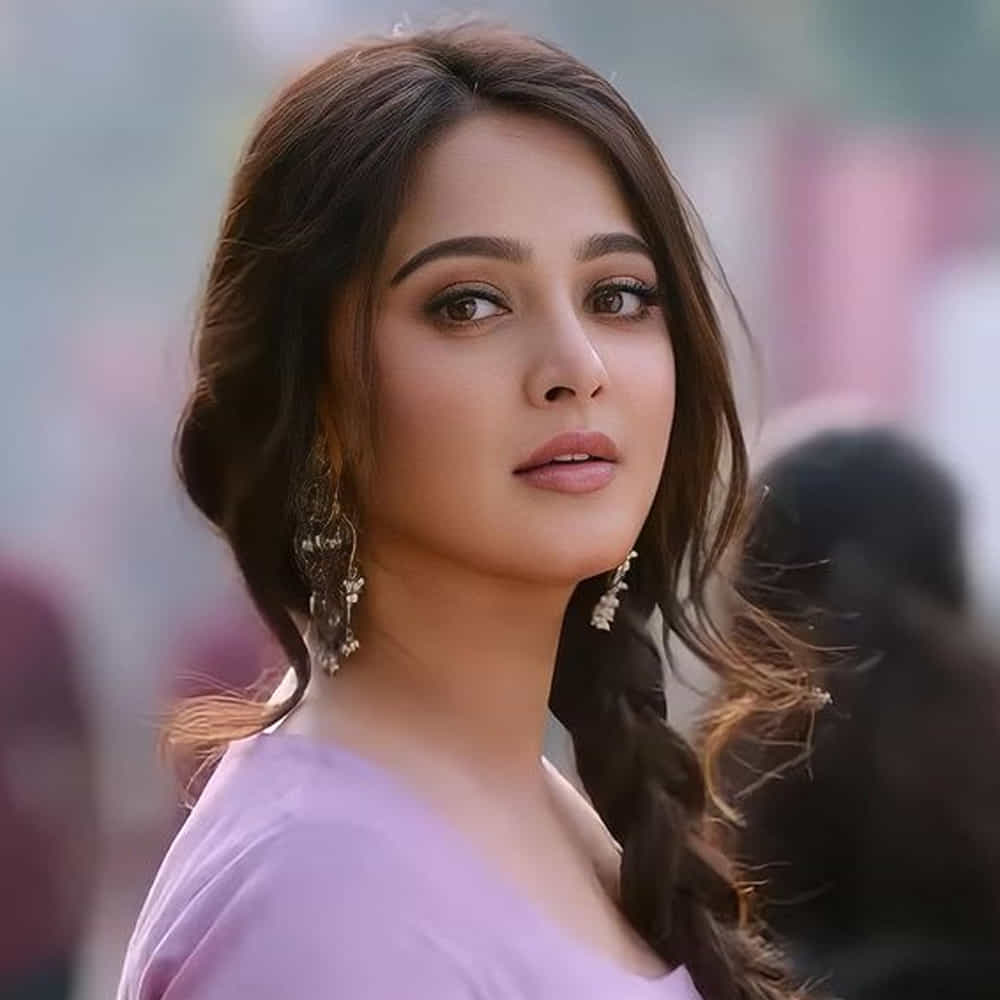 'బాహుబలి 2'తో విపరీతమైన పాపులారిటీ తెచ్చుకున్న అనుష్క శెట్టి చాలా కాలం సినిమాలకు దూరంగా ఉంది. ఇటీవలే ఆమె నటించిన 'మిస్ శెట్టి మిస్టర్ పోలిశెట్టి' విడుదలైంది. ఈ సినిమాపై సమంత ప్రశంసలు కురిపించింది. అనుష్క శెట్టి ఒక్కో సినిమాకు 6 కోట్లు పారితోషికం తీసుకుంటుంది.