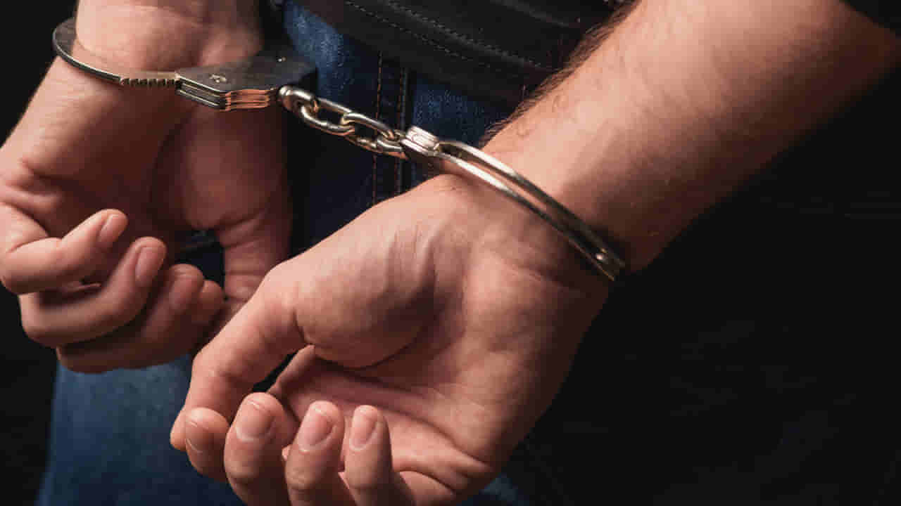 Andhra Pradesh: వివాహితను దక్కించుకునేందుకు ఆమె భర్తకు స్పాట్ పెట్టిన ప్రియుడు.. షాకింగ్ వివరాలు వెల్లడించిన పోలీసులు..