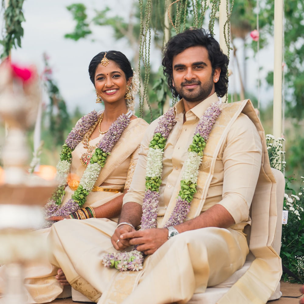 ఇరువురి కుటుంబ సభ్యులు, సన్నిహితుల సమక్షంలో వీరి వివాహం జరగ్గా.. శనివారం చెన్నైలో రిసెప్షన్ కార్యక్రమాన్ని ఏర్పాటు చేశారు. సెలబ్రెటీలు, అభిమానులు నూతన వధూవరులకు శుభాకాంక్షలు తెలుపుతున్నారు. 