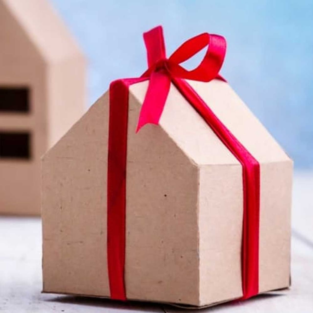 మన ప్రాపర్టీ గిఫ్ట్ గా మైనర్స్ అయిన పిల్లలకు ఇస్తే దానిపై వచ్చే ఆదాయంపై టాక్స్ తప్పించుకోవచ్చు అని అనుకుంటారు కొందరు అయితే.. అది అలా కాదు. పిల్లలకు ఇచ్చిన గిఫ్ట్స్ పై వచ్చే ఆదాయం పై పెద్దలు టాక్స్ కట్టాల్సి ఉంటుంది. ఈ విషయంలో గిఫ్ట్ టాక్స్ రూల్స్ ఏమిటో తెలుసుకుందాం.