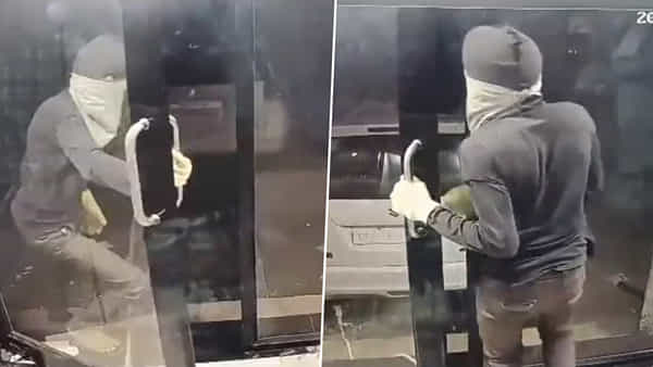 ATM Robbery Video Viral: ఏటీఎం చోరీకి భారీ స్కెచ్.. ప్లాన్ బెడిసి కొట్టడంతో చివరకు సీన్ రివర్స్..! వీడియోలో చూసేయండి..