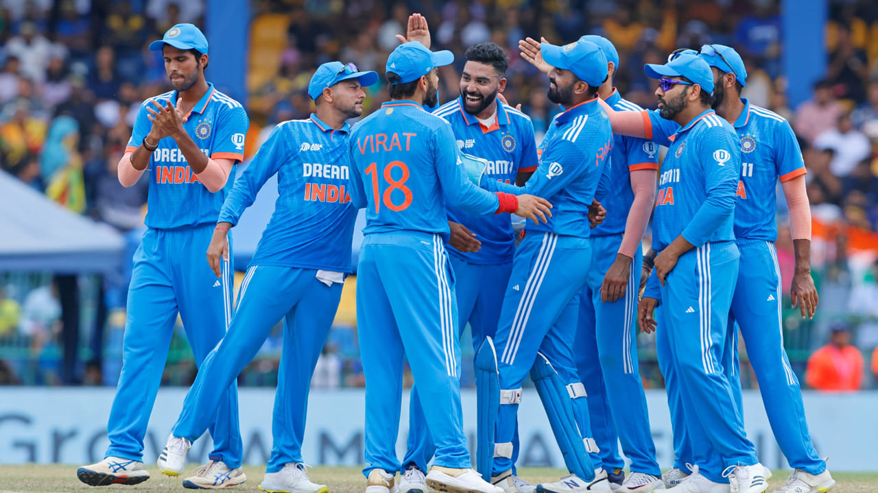 India vs Australia: ఆసియా కప్ 2023 చివరి మ్యాచ్ గెలిచిన తర్వాత, టీమ్ ఇండియా (IND vs AUS) ఆటగాళ్లందరూ భారతదేశానికి తిరిగి వచ్చారు. ఇప్పుడు జట్టుకు రాబోయే సవాలు ఆస్ట్రేలియాతో 3 ODI సిరీస్ రూపంలో వచ్చింది. భారత కెప్టెన్ రోహిత్ శర్మ వెంటనే ముంబై చేరుకున్నాడు. మ్యాచ్ ముగింపు సమయంలో రోహిత్, చీఫ్ సెలెక్టర్ అజిత్ అగార్కర్‌తో కలిసి ODI సిరీస్ కోసం తన జట్టును ఎంపిక చేసుకున్నాడు. ఇందులో చాలా మార్పులు కనిపించాయి.