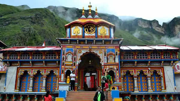 Badrinath: ప్రమాదం అంచున బద్రీనాథ్ ఆలయం? సింహ ద్వారంలో పగుళ్లు.. ల్యాండ్ స్లైడింగ్ వల్లే ఇలా