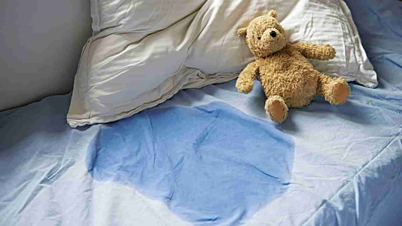 Child Bed Wetting: రాత్రి పూట పిల్లలు బెడ్ తడుపుతున్నారా.. అయితే ఈ టిప్స్ మీకోసమే!!
