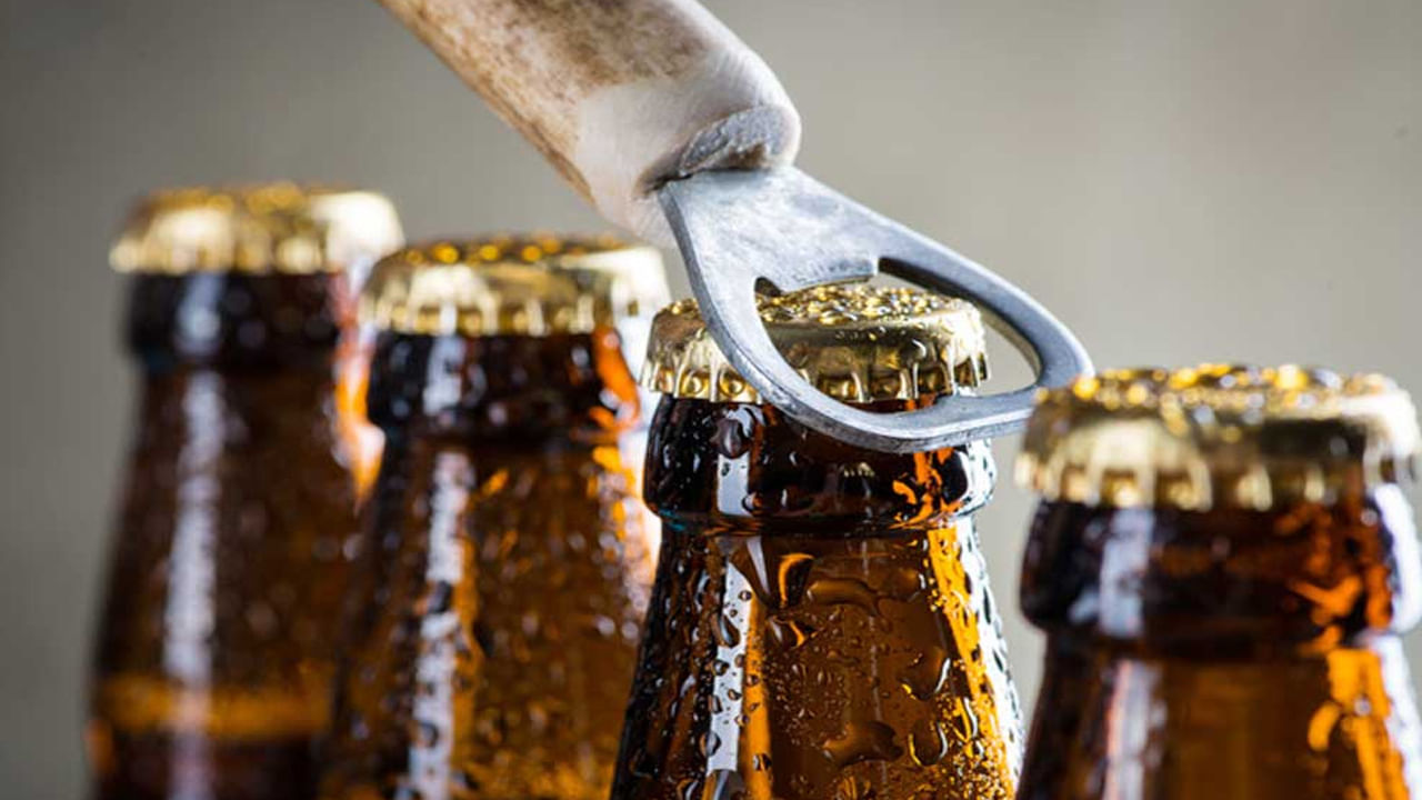 Beer Bottle Expiry Date: బీర్ ప్రియులకు అలర్ట్.. లిక్కర్ బాటిల్‌పై ఈ పాయింట్‌ని తప్పకుండా చదవండి.. మరిచిపోతే..