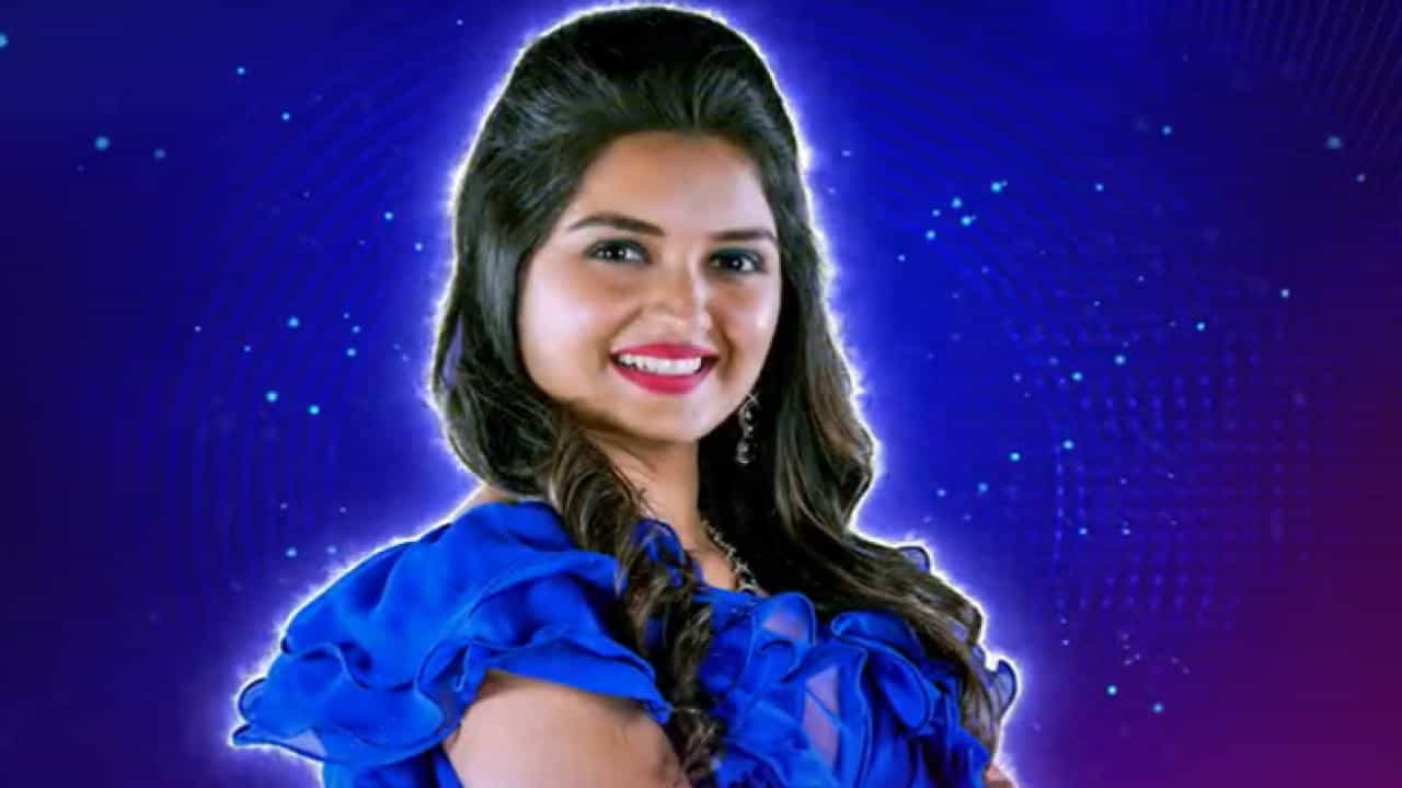బిగ్బాస్ ఏడో సీజన్ తొలి కంటెస్టెంట్గా ప్రముఖ సీరియల్ నటి ప్రియాంక జైన్ హౌజ్లోకి అడుగుపెట్టారు. బలగం సినిమాలోని 'పొట్టి పిల్ల' పాటకు డ్యాన్స్ వేస్తూ బిగ్బాస్లోకి ఆమె అడుగుపెట్టారు.