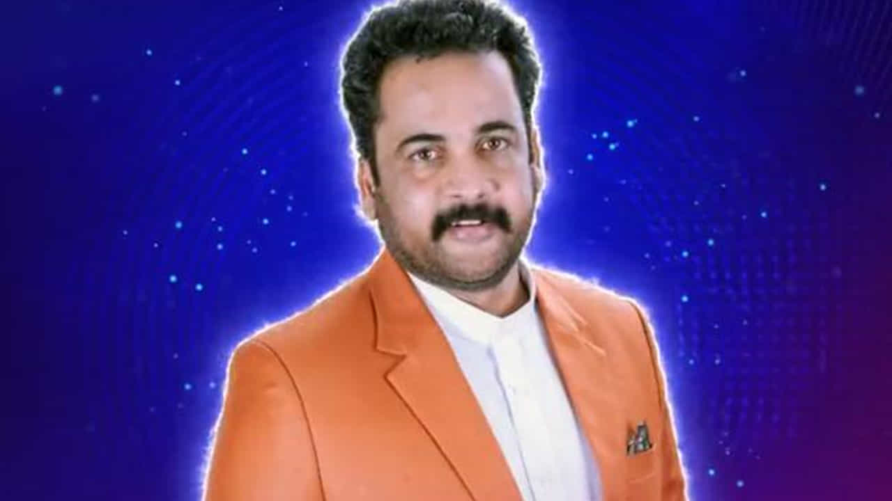 గత కొంతకాలంగా సినిమాలకు దూరంగా ఉన్న ప్రముఖ నటుడు శివాజీ బిగ్బాస్ ఏడో సీజన్ రెండో కంటెస్టెంట్గా హౌజ్లోకి అడుగుపెట్టారు. ఈ సందర్భంగా తన తల్లితో ఉన్న మధుర క్షణాలను గుర్తుకు తెచ్చుకుని ఎమోషనల్ అయ్యారు శివాజీ.