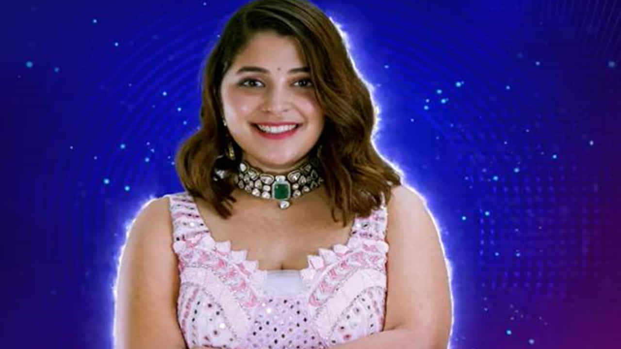 బాహుబలి సినిమాలో పచ్చబొట్టేసిన పాటతో పాపులర్ అయిన సింగర్ దామిని భట్ల మూడో కంటెస్టెంట్గా ఎంట్రీ ఇచ్చింది. స్టేజి పైకి రావడంతోనే హోస్ట్ నాగార్జునుకు ఓ సర్ ప్రైజ్ గిఫ్ట్ ఇచ్చింది దామిని.