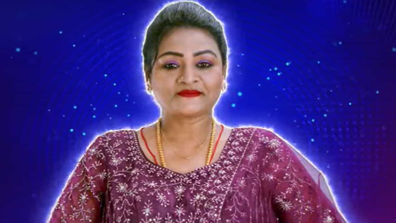 ఇక బిగ్ బాస్ లో ఆరో కంటెస్టెంట్గా ప్రముఖ నటి షకీలా అడుగుపెట్టారు. హౌస్లో అడుగుపెట్టిన ఆమె తన జీవితంలో ఎదురైన చేదు అనుభవాలను షేర్ చేసుకుని ఎమోషనల్ అయ్యారు. ఇక ఏడో కంటెస్టెంట్గా ఆట సందీప్ తనదైన శైలిలో హుషారైన స్టెప్పులేస్తూ ఎంట్రీ ఇచ్చారు.