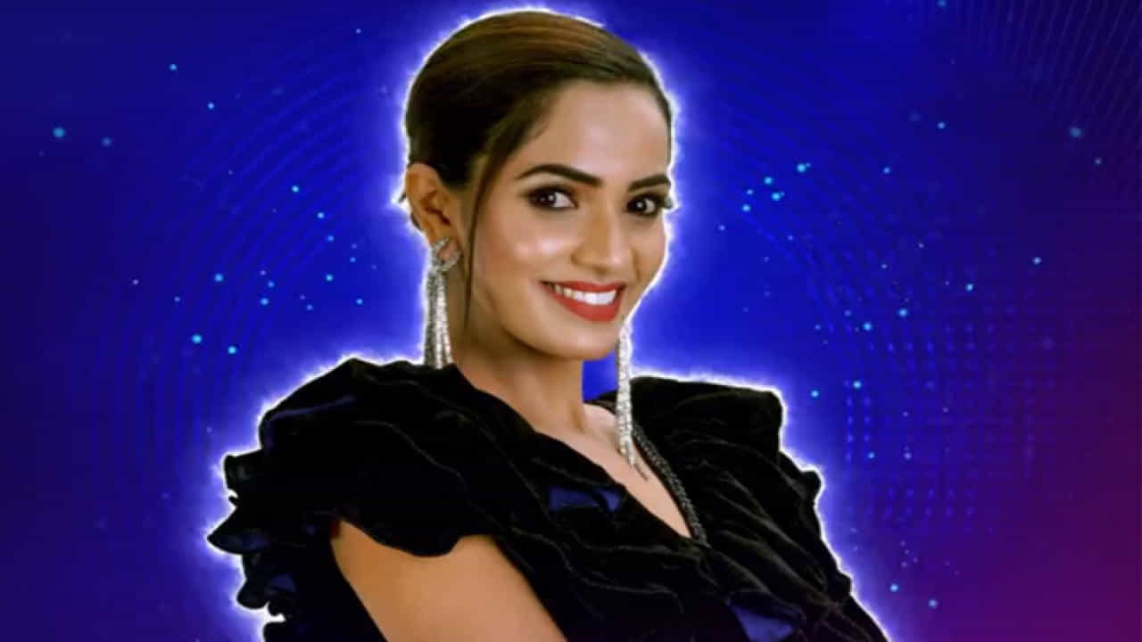 ఇక కార్తీక దీపం సినిమాలో మోనిత పాత్రతో అందరి దృష్టిని ఆకర్షించిన శోభాశెట్టి 8వ కంటెస్టెంట్గా అడుగపెట్టారు. వారసుడు సినిమాలోని పాటతో శోభా హౌస్లోకి అడుగుపెట్టింది. మోనితలా కాకుండా శోభాగా హౌస్లోకి వస్తున్నానని పేర్కొంది.