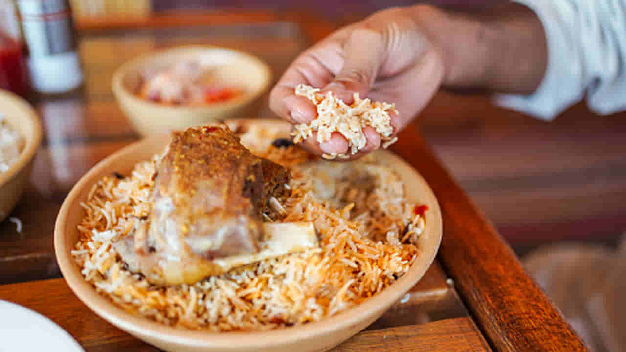 Hyderabad: బిర్యానీలోకి పెరుగు అడిగి ప్రాణాలు పోగొట్టుకున్న యువకుడు .. ఆందోళనకు దిగిన తల్లిదండ్రులు..