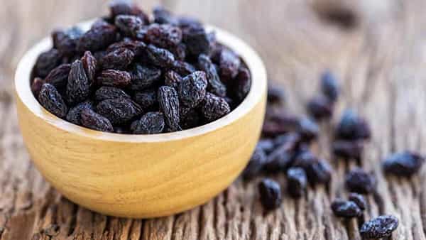 Black Raisin: నల్ల ఎండుద్రాక్ష తినడం వల్ల ఎన్ని లాభాలో.. డయాబెటిక్ నుంచి బీపీ వరకు సర్వరోగ నివారిణి