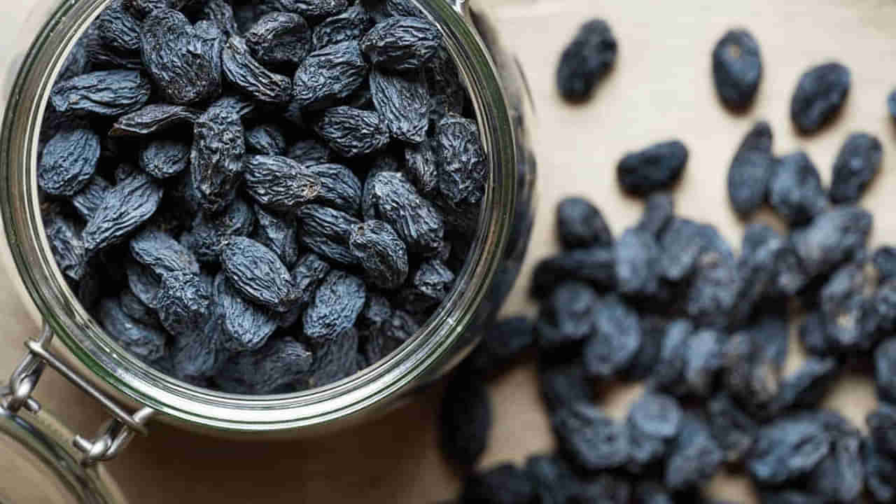 Raisins Benefits: జీర్ణ సమస్యలకు ఎండు ద్రాక్షలతో చెక్ పెట్టండి.. పేగులలో పేరుకుపోయిన..