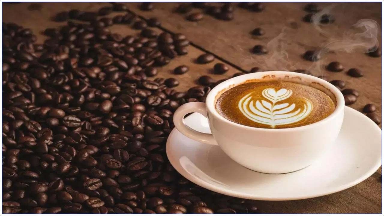 ఉదయం నిద్రలేచిన వెంటనే టీ తాగడం వల్ల కాఫీ లాగా మేలు కంటే ఎక్కువ హాని చేస్తుంది. ఉదయం ఖాళీ కడుపుతో ఎక్కువ మొత్తంలో చక్కెర, కెఫిన్, నికోటిన్ తీసుకోవడం మంచిది కాదు. ఇది ఎసిడిటీ, గుండెల్లో మంట, రక్తంలో చక్కెర స్థాయిలను పెంచుతుంది.