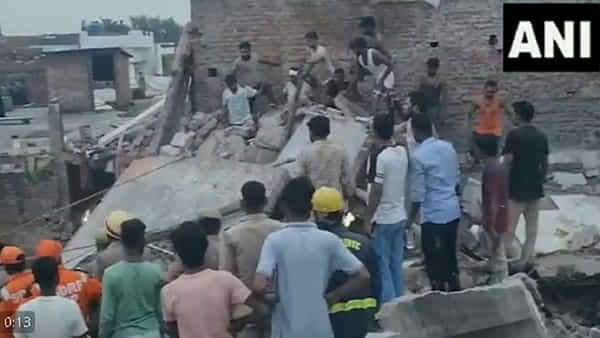 Building Collapse : మూడంతస్తుల భవనం..పేకమేడలా కూలింది.. శిథిలాల కింద చిక్కుకుపోయిన పలువురు