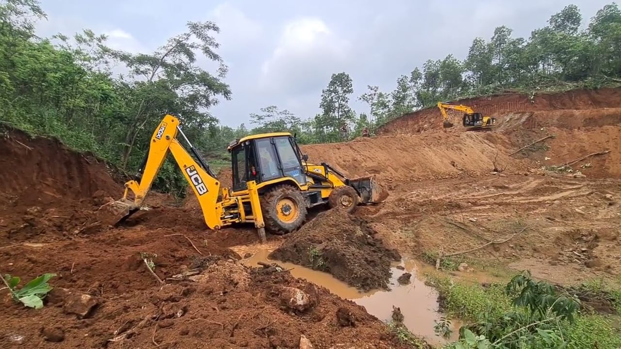 బురద తంటాలు.. బూట్లు పాడవకుండా బుల్డోజర్‌ ఎక్కిన ఇద్దరు యువకులు.. బ్యాలెన్స్‌ కోల్పోవటంతో ..