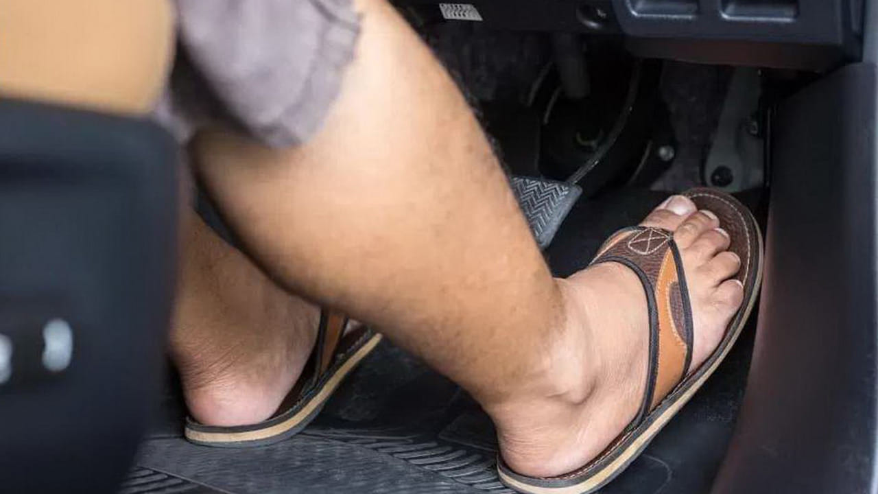 Car Driving Tips: డ్రైవింగ్ చేస్తున్నప్పుడు ఆ తప్పు చేస్తున్నారా.. అసలు విషయం తెలుసుకోండి..