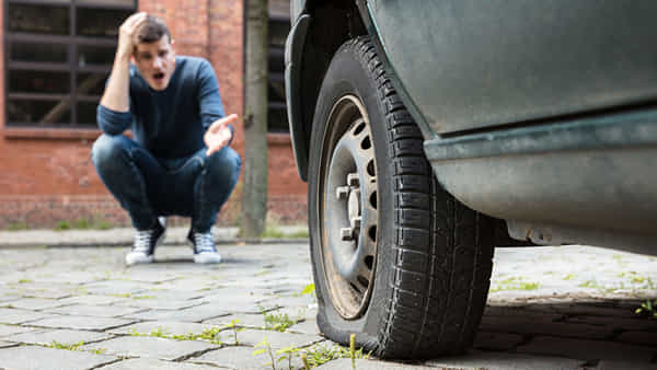 Car Tips: కారు రన్నింగ్లో టైరు పంక్చర్ అయితే ఈ పొరపాటు అస్సలు చేయకండి.. ఈ చిట్కాతో ముందే గుర్తించవచ్చు తెలుసా