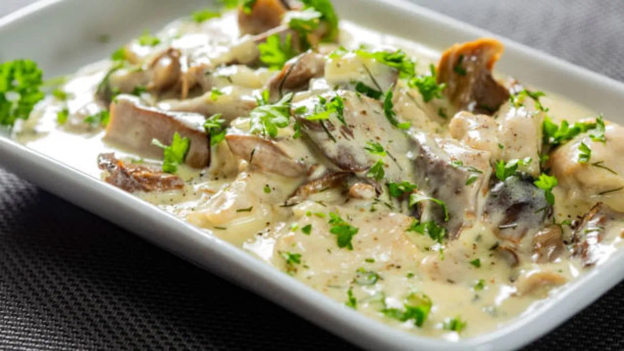 దీంతో రోజుకు కనీసం 1 గంటపాటు చెమట పట్టడం కోసం జిమ్‌లలో కసరత్తులు చేస్తున్నారు. అన్ని వయసుల వారందరికీ వ్యాయామం చేయడం అత్యవసరం అయిపోయింది. తక్కువ కార్బోహైడ్రేట్లు ఉన్న ఆహార ఎంపిక మరో సమస్యగా మారింది. అయితే తక్కువ కేలరీలు కలిగిన ఈ చికెన్ రిసిపిని తిన్నట్లయితే కార్బోహైడ్రేట్ల సమస్య ఉండదు. పైగా అవసరమైన ప్రోటీన్లు పుష్కలంగా అందుతాయి. ప్రొటీన్లు ఎక్కువగా తీసుకోవడం వల్ల శరీరంలో రోగనిరోధక శక్తి పెరుగుతుంది. త్వరగా బరువు తగ్గడానికి కూడా సహాయపడుతుంది. ఈ రెపిసీ ఎలా తయారు చేసుకోవాలంటే..