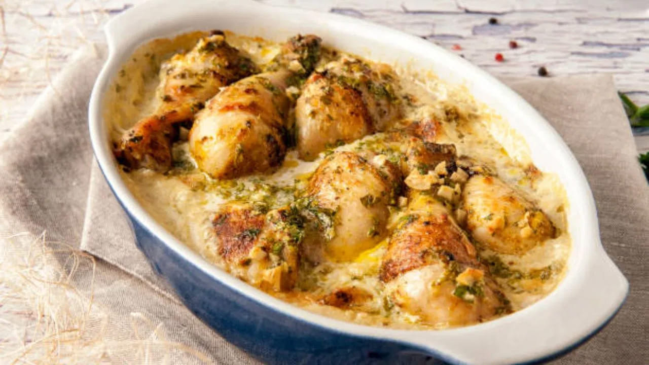 పాన్‌లో 2 స్పూన్ల నూనెను వేడి చేశాక.. దాల్చిన చెక్క, యాలకులు, మిరియాలు, లవంగాలు, బే ఆకులు వేసి వేగనివ్వాలి. అనంతరం వెల్లుల్లి, అల్లం పేస్టు, కారం వేసి వేయించాలి. ఇప్పుడు తరిగిన ఉల్లిపాయ ముక్కలు ఒక గిన్నె నిండా వెయ్యాలి. అన్నీ బాగా వేగిన తర్వాత శుభ్రంగా కడిగిన చికెన్ వేసుకోవాలి. 