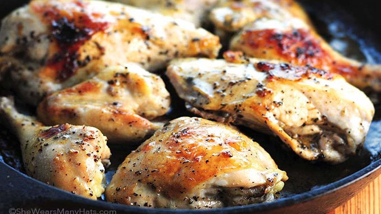 15 నిమిషాల తర్వాత మూత తెరిచి అందులో కొన్ని స్వీట్ కార్న్, ఒక చిన్న కప్పు నీళ్లు కలుపుకోవాలి. గ్రేవీ చిక్కగా మారిన తర్వాత కొత్తిమీర తరుగు చల్లుకోవాలి. అలాగే మూడు నిమ్మకాయ ఆకులను వేసి10 నిముషాలు ఆవిరి మీద ఉడికిస్తే అద్భుతమైన సువాసన వస్తుంది. రుచికరమైన వైట్ చికెన్ రెడీ అయినట్లే.