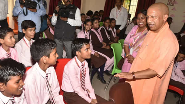 CM Yogi Adityanath: దివ్యాంగుల పాఠశాలను సందర్శించి చిన్నారులతో మచ్చటించిన సీఎం యోగీ ఆదిత్యనాథ్..