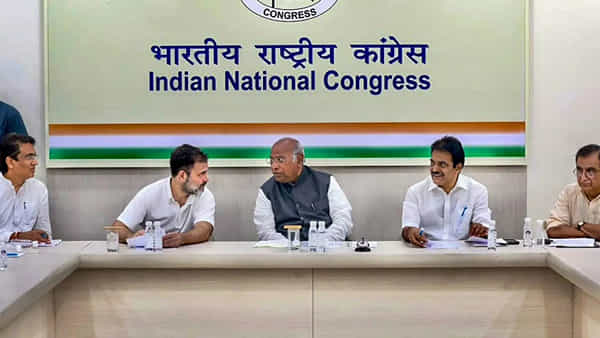 కొనసాగుతున్న కాంగ్రెస్ వర్కింగ్ కమిటీ సమావేశం.. హాజరైన ఖర్గే, సోనియా, రాహుల్, ప్రియాంక