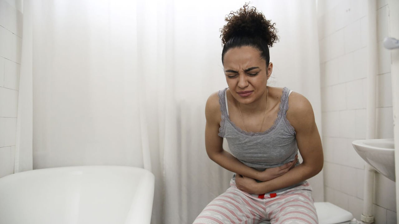 మలబద్ధకం: శరీరంలో ఫైబర్ లోపం ఉంటే మీకు కలిగే మొదటి సమస్య మలబద్ధకం. ఈ లక్షణం కనిపించిన వెంటనే ఫైబర్ ఎక్కువగా ఉండే ఆహారం తీసుకోకుంటే కడుపులో గ్యాస్, అసిడిటీ, మంట సమస్యలు ఎదురవుతాయి. మలబద్ధకం సమస్యను నివారించకుంటే పైల్స్ సమస్యగా మారే ప్రమాదం కూడా ఉంది. 
