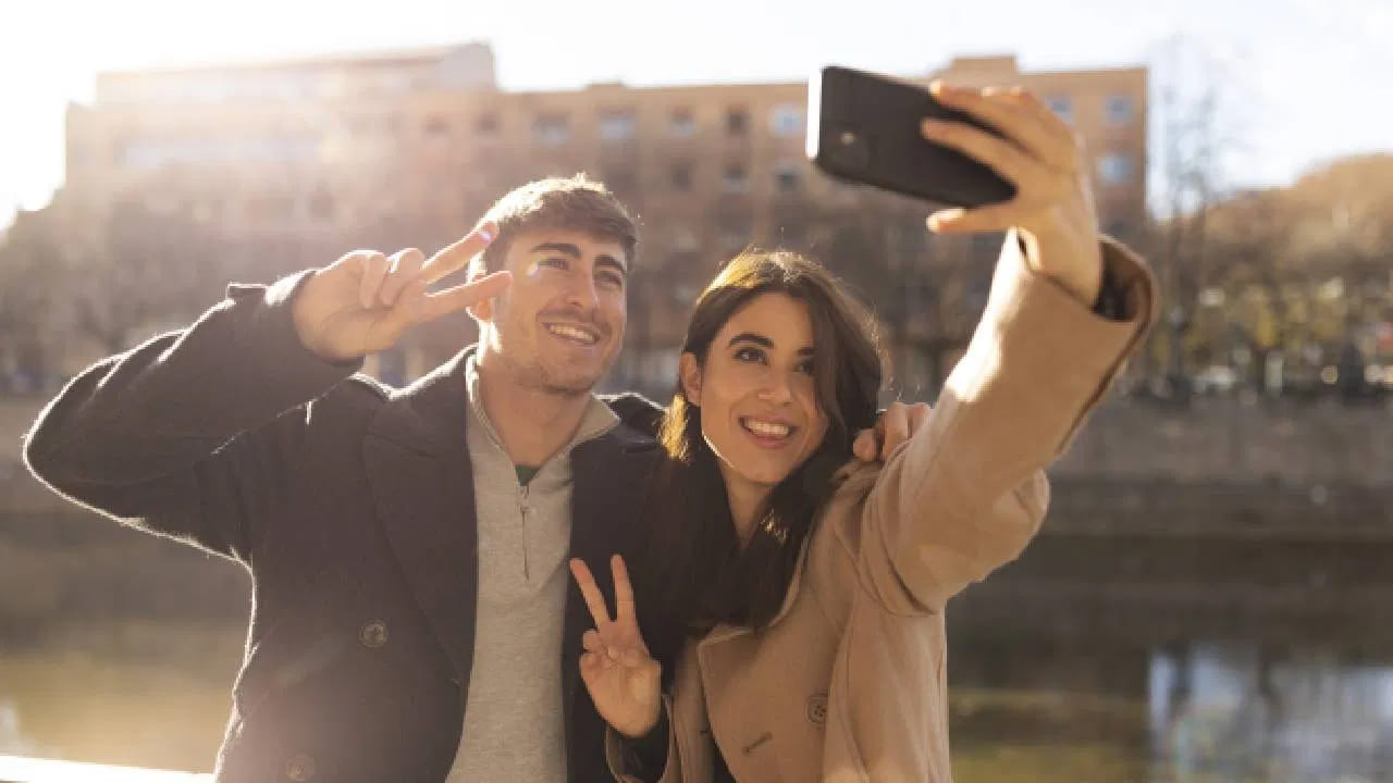 సెల్ఫీలతో బిజీ: ఈ మధ్య కాలంలో సెల్ఫీ క్రెజ్ బాగా పెరిగిపోయింది. తింటున్నా, తాగుతున్నా.. ఆఖరికీ నడుస్తున్నా కూడా సెల్ఫీ అంటూ నెట్టింట ఫోటోలను పోస్ట్ చేస్తున్నారు కొందరు. అయితే కొందరు ప్రత్యేక సందర్భాల జ్ఞాపకాలను గుర్తిండిపోయేలా ఫోటోల్లో బంధించాలని ప్రయత్నిస్తారు. కానీ కొన్నిసార్లు ఇలా భాగస్వామితో పర్యటనకు వెళ్లినప్పుడు చేయడం మంచిది కాదు. పర్యటన సమయంలో కూడా ఫోటోలతో బిజీ బిజీగా గడిపితే మీ భాగస్వామికి కోపం, చిరాకు కలిగే ప్రమాదం ఉంది. అది బంధానికి ఏ మాత్రం కూడా మంచిది కాదు.