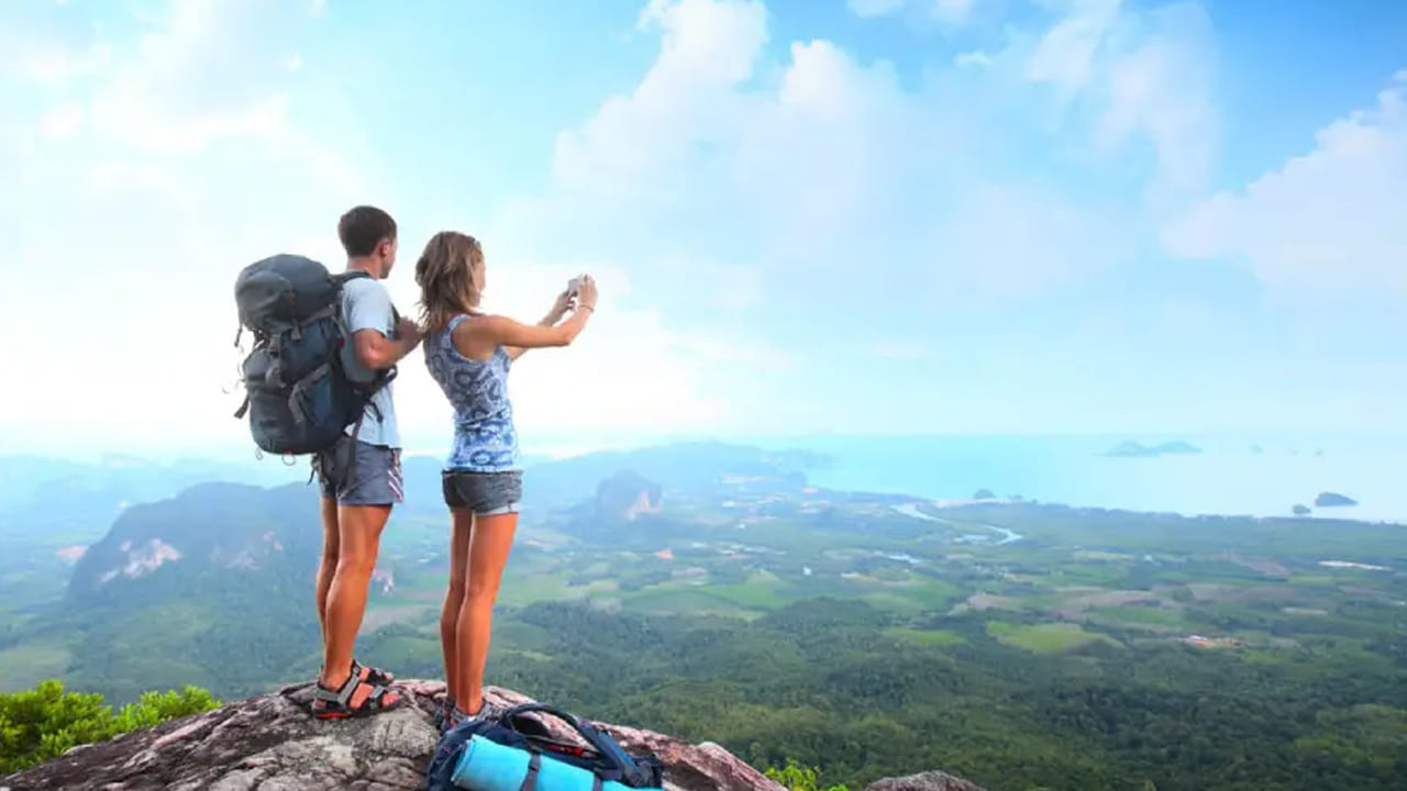 సీజన్‌లో వెళ్లడం: కొన్ని రకాల ప్రదేశాలను సందర్శించేందుకు ప్రత్యేక సీజన్ ఉంటుంది. అయితే భాగస్వామితో పర్యటనకు వెళ్లాలనుకుంటే సీజన్‌‌లో వెళ్లకపోవడం చాలా ఉత్తమం. ఎందుకంటే జంటగా పర్యటనకు వెళ్లినప్పుడు సమయాన్ని హాయిగా, ప్రశాంతంగా గడపాలని అంతా అనుకుంటారు. అదే సీజన్‌లో వెళ్తే.. అక్కడ ఉంటే రద్దీ, వస్తువుల ఖరీదు వంటి పలు కారణాల వల్ల మీరు మీ పర్యటనను ఆస్వాదించలేరు. 